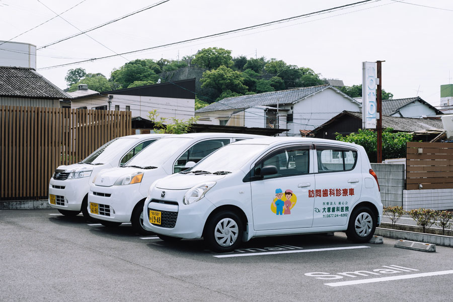 駐車場に停車している訪問歯科診療車の写真